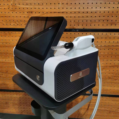 Fusion kaltes Plasma Gesichtsschönheitsinstrument auf dem Tisch kaltes Plasma Anti-Aging Schönheitssalon.